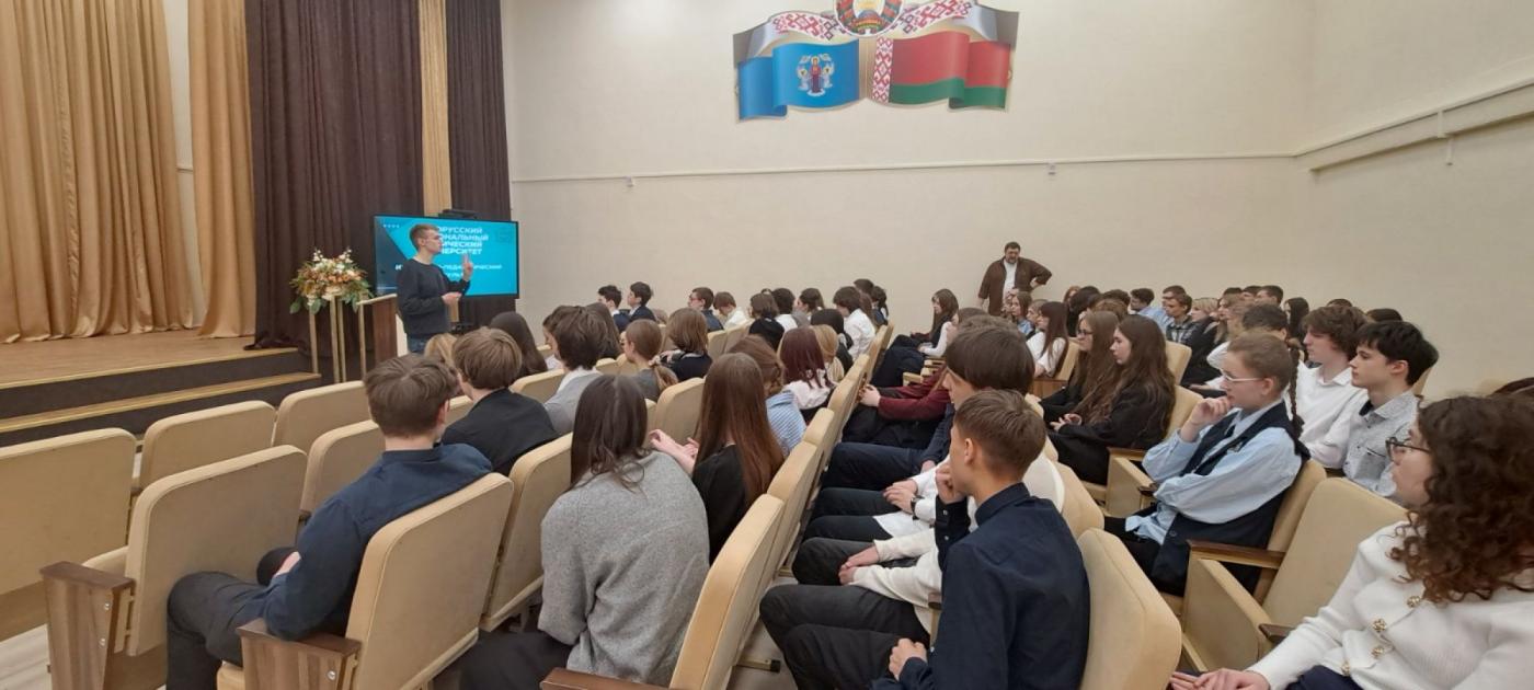 Сотрудник ИПФ провел профориентацию в гимназии № 146 Минска